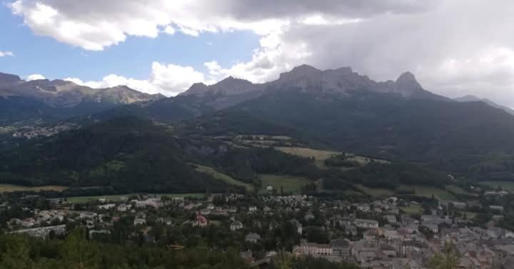 App Vue Montagne Barcelonnette Proche Piscine Rando Riviere Nature Exterior photo